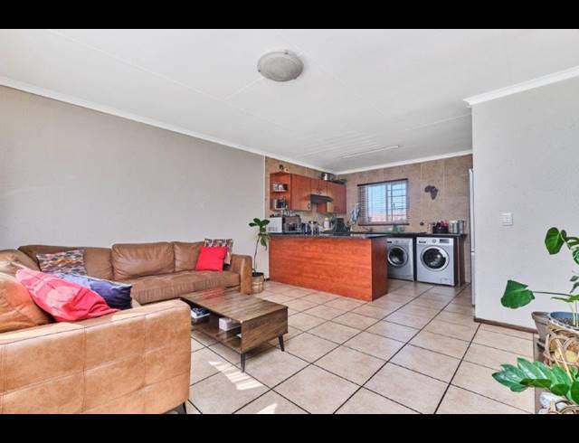 3 BEDROOM SECTIONAL TITLE RENTED IN NORTH RIDING